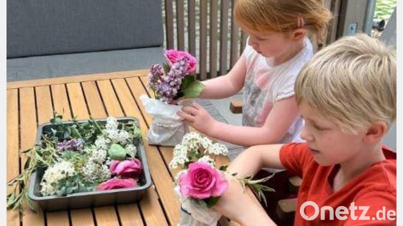 Bei der Aktion von Ladies&#039; Circle 85 Amberg können Kinder zum Muttertag noch ein schönes Geschenk machen und Blumen stecken. Bild: Zorka Dotto