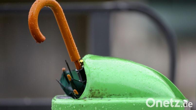 Auf einem Rastplatz bei Großkonreuth bei Mähring wurde ein Abfalleimer gesprengt. Die Sprengwirkung hat die Trümmerteile weit verstreut. Es entstand ein Schaden von 700 Euro. Symbolbild: Thomas Warnack/dpa