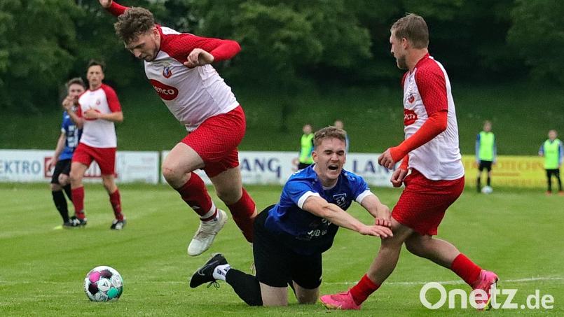 Der Etzenrichter Mirko Griesbeck wird in dieser Szene gefoult. Beim fälligen Strafstoß scheiterte Johannes Janker aber an Max Kellner, dem Keeper der SpVgg Vohenstrauß. Bild: war