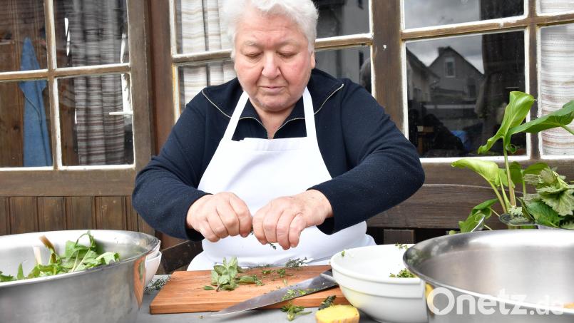 Marille Gramolla, inzwischen pensionierte ehemalige Köchin des Marienheim-Seniorenheims in Amberg, kocht immer noch gern – auch draußen im Garten. Hier bereitet sie gerade ein Unkraut-Menü zu. Bild: Petra Hartl