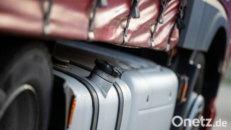 Ein Flurschaden, verursacht durch einen noch unbekannten Lastwagenfahrer, beschäftigt die Polizei Marktredwitz. Symbolbild: Thomas Banneyer/dpa