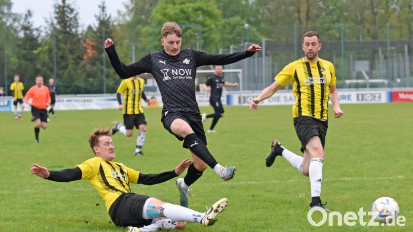 Der FC Tirschenreuth verlor am Mittwoch das Top-Spiel der Kreisliga Süd gegen Spitzenreiter Union Selb mit 4:5. In dieser Szene trifft FC-Akteur Sascha Kollarik (links) beim Klärungsversuch zum 1:3 ins eigene Tor. Bild: Gebert