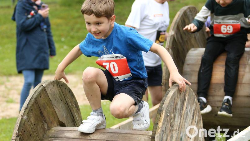 Natürliche und künstliche Hindernisse fordern die Teilnehmenden im Kids-Cup heraus. Bild: Schlacken e.V./exb