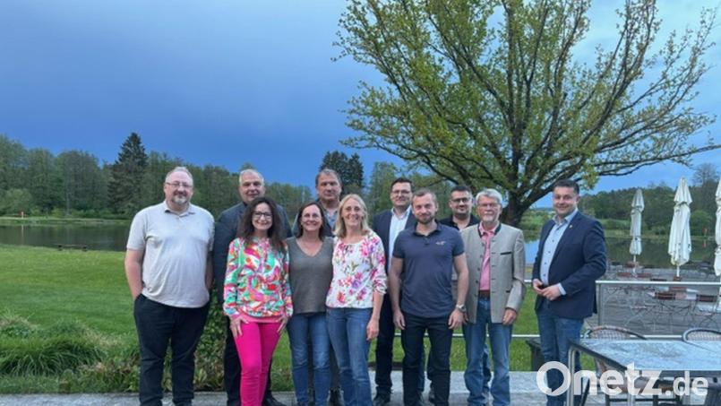 Von links nach rechts: Dietmar Auer, Wolfgang Pausch, Annette Huber, Ilona Forster, Roland Nitsche, Maria Sponsel, Markus Schell, Dominik Höfner, Michael Lohrum, Hans Schindler, und Stephan Gollwitzer Bild: Ilona Forster/exb