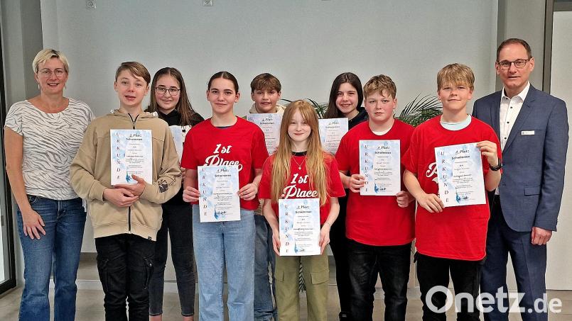 Die Gruppenführer der acht gestarteten Teams stellen sich mit der Organisatorin Melanie Wutz (links) zum Erinnerungsbild auf. Bild: R. Kreuzer