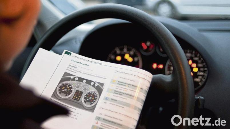 Autofahrer sollten sich mit den wichtigsten Funktionen ihres Wagens vertraut machen, insbesondere mit den Bedeutungen der Warnzeichen im Armaturenbrett. Symbolbild: Franziska Gabbert/dpa