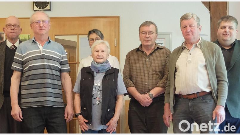 Neuwahlen beim Diakonieverein: (von links) Vorsitzender Pfarrer Thomas Schertel, Georg Bär, Manuela Klein, Monika Bär, Helmut Luber, Hans Schmid und Bürgermeister Dieter Dehling; es fehlt Werner Schwabe. Bild: no