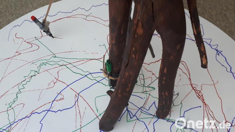 Der Erdbefindlichkeits-Seismograph von Tone Schmid dokumentiert sinnbildlich die in Schieflage geratene Verbindung von Mensch und Umwelt . Bild: Tone Schmid/exb