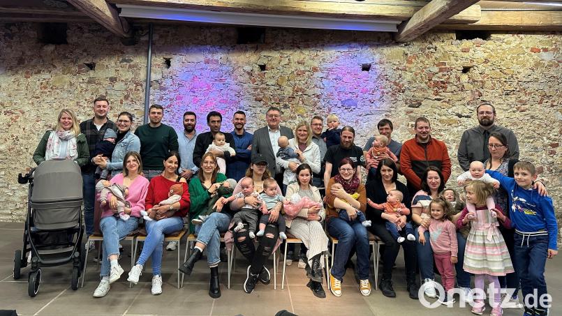 Bürgermeister Hans-Martin Schertl (hinten Mitte) begrüßt 19 Familien mit ihren Neugeborenen zum Babyempfang in der Burg Dagestein. Bild: Stefanie Gradl