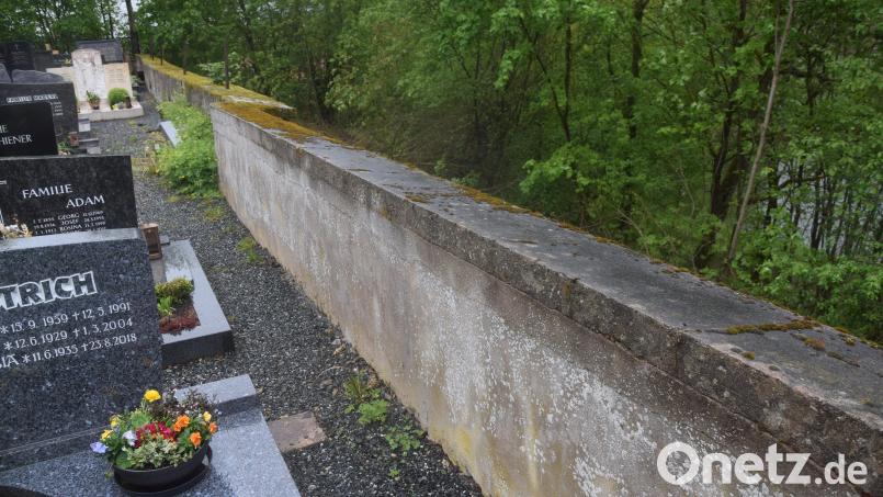 Die Gräber befinden sich sehr eng an der alten Friedhofsmauer. Das wird beim Abbruch sicherlich nicht einfach. Die neue Mauer wird drei Meter zurückgesetzt. Bild: fz
