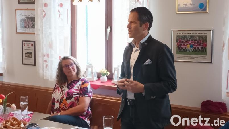 Auch ein friedliebender Staat müsse über eine wirksame Armee verfügen, um potenzielle Angreifer abzuschrecken, betonte Bundestagsabgeordneter Albert Rupprecht beim politischen Frühschoppen des Trabitzer CSU-Ortsverbands. Zuvor hatte ihn Bürgermeisterin Carmen Pepiuk (links) begrüßt. Bild: bjp