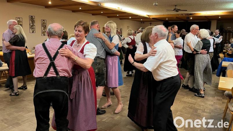 Beim Bayerischen Tanzabend zeigt sich, die Tanzpaare können Zwiefache, Schottisch und Walzer. Bild: ihl