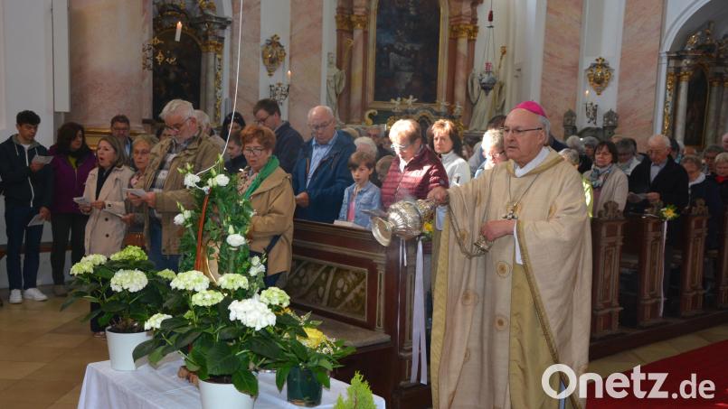 Bischof Dr. Rudolf Voderholzer ehrt die Christusfigur. Bild: jr