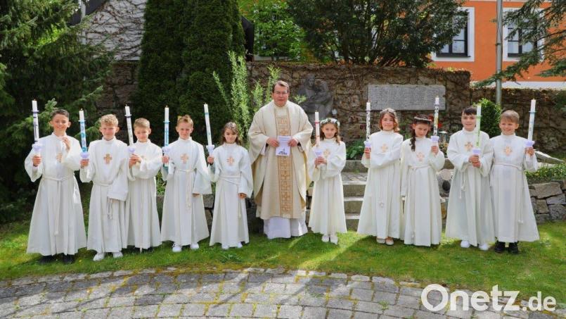 Zehn Kinder feierten in der Pfarrkirche St. Nikolaus in Ammerthal ihre Erstkommunion. Bild: Alfred Geitner/exb
