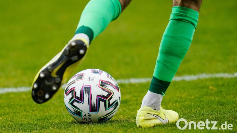 Ein Fußballspieler spielt den Ball. Bild: Uwe Anspach/dpa/Symbolbild