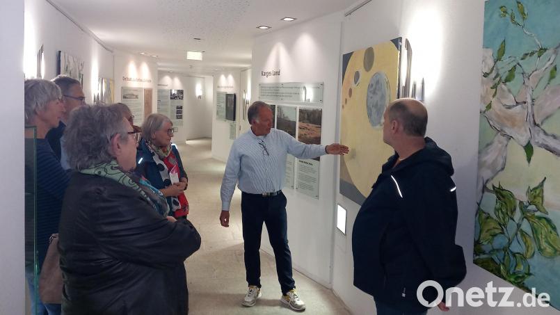 Gerd Seidel (Mitte) präsentierte seine Werke im Museumsquartier. Bild: Museumsquartier/Stadt Tirschenreuth/exb