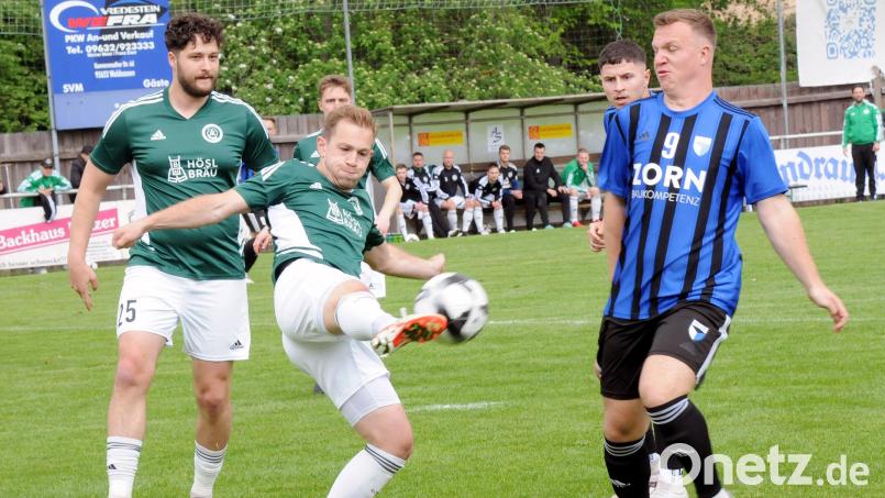 Daniel Kahrig vom SV Mitterteich klärt im letzten Heimspiel gegen Jahn Forchheim (0:1) vor Patrick Hoffmann, links Kahrigs Teamkollege Slavomir Strmiska. Am Samstag gastiert der SVM beim punktgleichen FSV Erlangen-Bruck, ein direkter Konkurrent im Abstiegskampf. Archivbild: hho