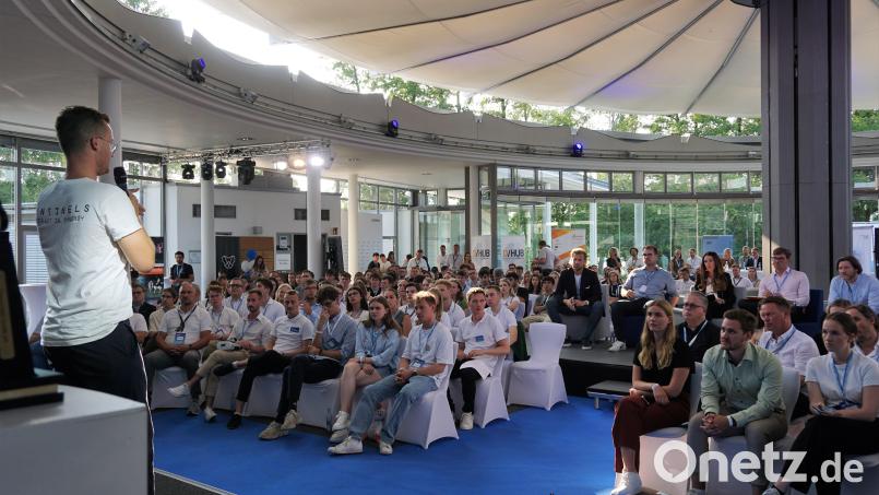 So sah es im vergangenen Jahr beim &quot;Denk.summit&quot; im Innovision Center in Weiherhammer aus: Der spätere Gewinner des pitch-Wettbewerbs Florian Dostert stellt seine Start-up-Idee dem Publikum und der Jury um Tillman Schulz vor. Archivbild: jut
