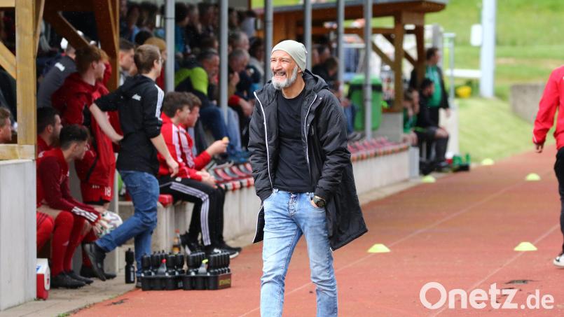 Kirchenthumbachs Trainer Turan &quot;Bobby&quot; Bafra und seine Mannschaft müssen auf einen Patzer des TSV Reuth hoffen, um bei einem eigenen Sieg die Klasse zu halten. Ansonsten muss der SCK in die Relegation. Archivbild: Dieter Jäschke