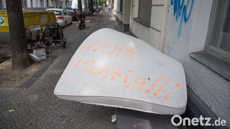 Ohne Sperrmülltermin einfach auf die Straße legen? So sollten Sie Ihre alte Matratze definitiv nicht entsorgen. Symbolbild: Jörg Carstensen/dpa