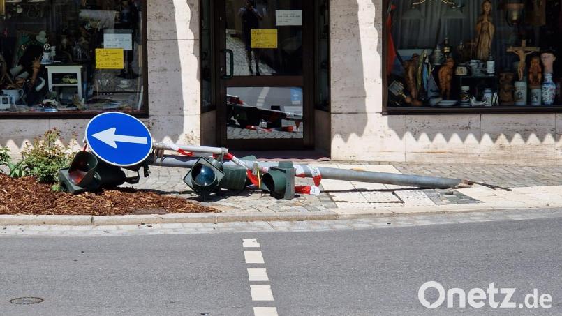 Eine der Ampeln an der Anlage in der Innenstadt Waldsassen ist am Mittwochabend von einem Autofahrer umgemäht worden. Seither ist die Anlage komplett außer Betrieb. Bild: hmr