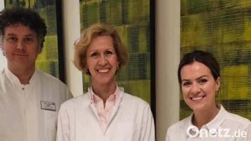 Dr. Nicola Jansen (Mitte) leitet die Abteilung „Unfallchirurgie und Orthopädie“ der Asklepios Klinik Burglengenfeld. Links im Bild Ärztlicher Direktor Dr. Josef Zäch, rechts Geschäftsführerin Kathrin Hofstetter. Bild: Sabina Hasenbank/exb