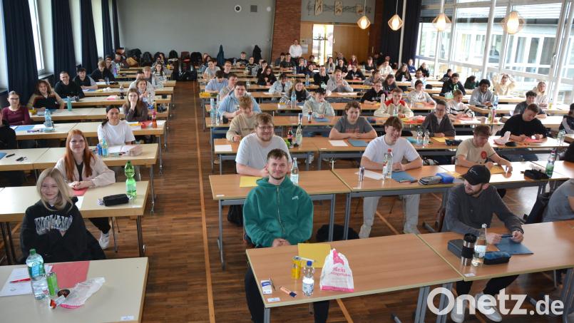 Kurz vor dem Start der Abiturprüfungen herrschte in der Aula der FOS/BOS Marktredwitz gute Stimmung. Bild: Josef Rosner/exb