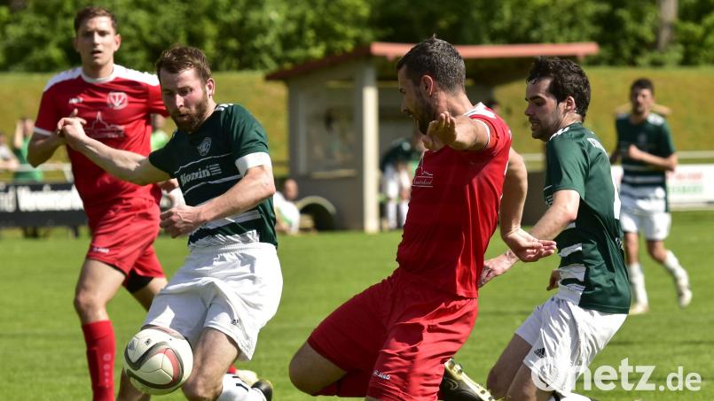 Maximilian Weingärtner (Zweiter von links), Michael Bösl (rechts) und die Dieterskirchener hauen sich in der Rest-Rückrunde der Kreisliga West voll rein. Sie haben wieder Chancen auf den direkten Klassenerhalt. Bild: ham