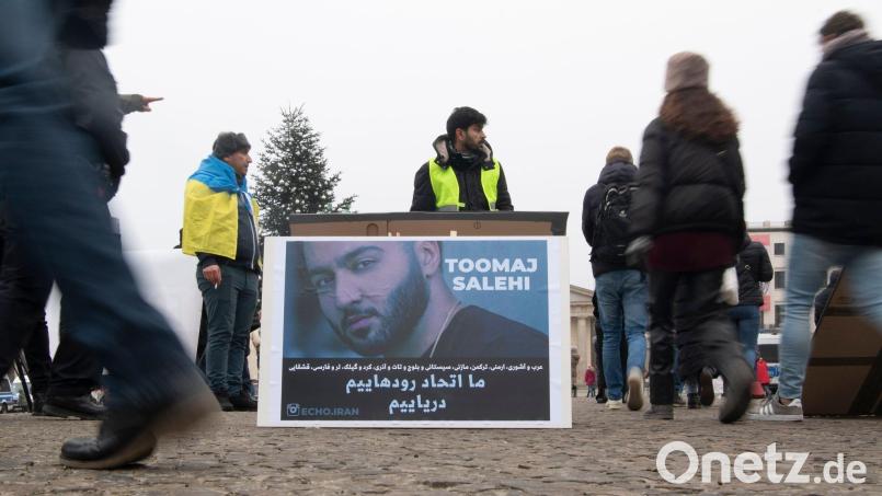 Ein großes Plakat zeigt den iranischen Rapper Toomaj Salehi - er soll im Iran hingerichtet werden. Bild: Paul Zinken/dpa