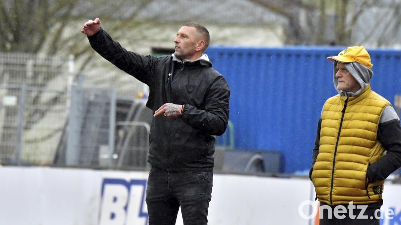 Da geht's Richtung Landesliga: Trainer Andreas Scheler (links) und Sportlicher Leiter Hannes Beer stehen mit dem FC Amberg vor dem Titel in der Bezirksliga Nord. Ein Pünktchen beim Tabellenzweiten SV Etzenricht reicht dafür. Archivbild: Hubert Ziegler