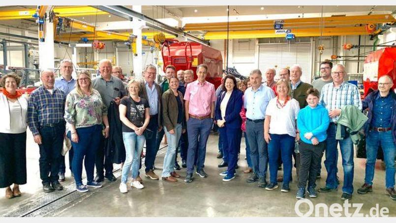 Beim Besuch des ÖDP-Kreisverbands Schwandorf bei der Firma Horsch werden unterschiedliche Standpunkte bezogen. Bild: Heidi Eckl/exb