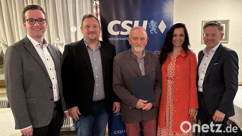 Ehrung bei der CSU Waldershof: Im Bild von links CSU-Kreisgeschäftsführer Adrian Käß, CSU-Ortsvorsitzender Mario Rabenbauer, Gerhard Hausner, Bürgermeisterin Margit Bayer, CSU-Kreisvorsitzender Tobias Reiß. Bild: Maximilian Kastner/exb