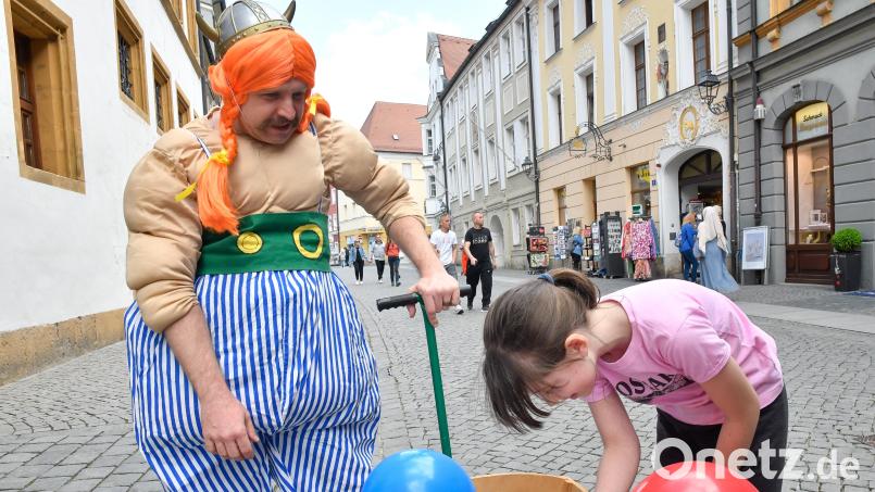Obelix ist in der Fußgängerzone in Amberg unterwegs und verteilt Comics. Bild: Petra Hartl