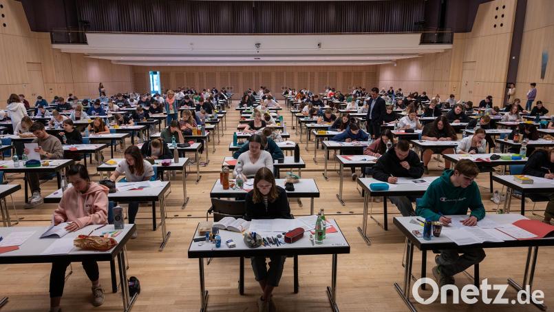 Für 373 Schüler der FOS/BOS Weiden fiel am Freitag der Startschuss zum Abitur. Bild: Winkler