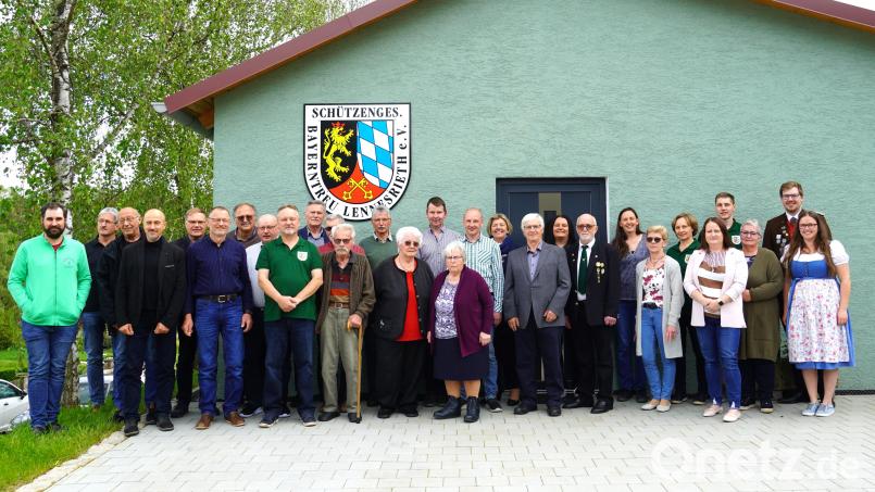 Die Bayerntreuschützen Lennesrieth ehren langjährige Mitglieder Bild: Lena Kellner/exb