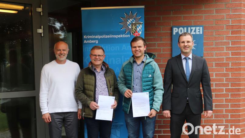 Vor der Amberger Polizeiinspektion (von links): Erster Kriminalhauptkommissar Christian Holzner, die couragierten Zeugen, die namentlich nicht genannt werden wollen, und Kriminaldirektor Gerhard Huf. Bild: Polizeipräsidium Oberpfalz/exb