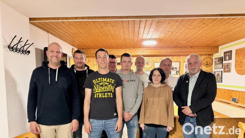 Das Bild zeigt von links nach rechts: Michael Liedl, Thomas Pritzl, Dominik Pritzl, Thomas Schönberger (Dritter Bürgermeister.), Sebastian Seidel, Christoph Liedl, Christina Hösl, Daniel Schweiger und Ludwig Biller (Erster Bürgermeister.) Bild: Michael Liedl/exb