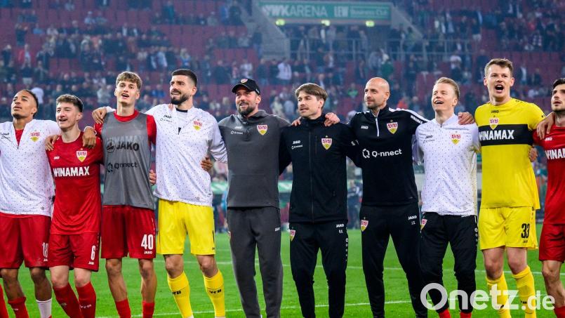 Der VfB Stuttgart feiert den Sieg beim FC Augsburg. Bild: Tom Weller/dpa