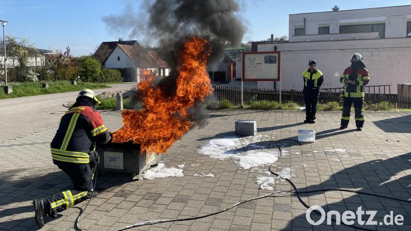 Mit kleinen Strahlrohren wurde ein Schaumeinsatz simuliert, welcher den Brand löschen konnte. Bild: egl
