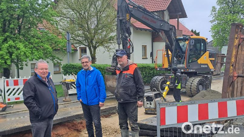 Geschäftsführer Lothar Huber, Bürgermeister Franz Tauber, Vorarbeiter der ausführenden Firma Zeitler-Bau, Thomas Kuschel (von links), besichtigten die Baustelle. Bild: gis