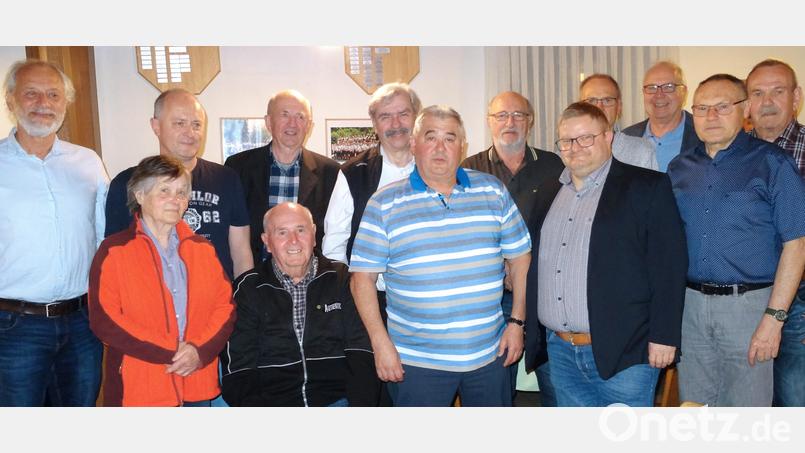 Die Siedler in Ursensollen ehren ihre Jubilare: (hinten, von links) Norbert Mitlmeier (30 Jahre), Franz Edenharter (20), Maximilian Birner (30), Bezirksvorsitzender Reinhard Ott, Peter Bachert (30), Josef Strobl (20), Kreisvorsitzender Klaus Bleisteiner, Josef Meier (30), (vorne, von links) Annemarie Porscha (20), Josef Mörtl (30), Konrad Reif (30), Vorsitzender Christian Aust Josef Schneider (30). Bild: Alois Lehmeier/exb