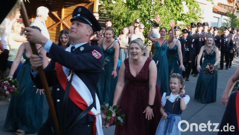 Festmutter Monika Duschinger animiert den Fahnenschwenker vor ihr zu Höchstleistungen. Bild: Hirsch