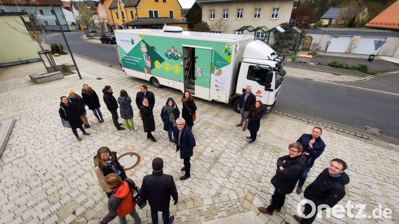 Umsetzungsbegleiter besuchen den Mobilen Dorfladen der Steinwald-Allianz bei seinem Halt in Ebnath. Bild: Marin Schmid/exb