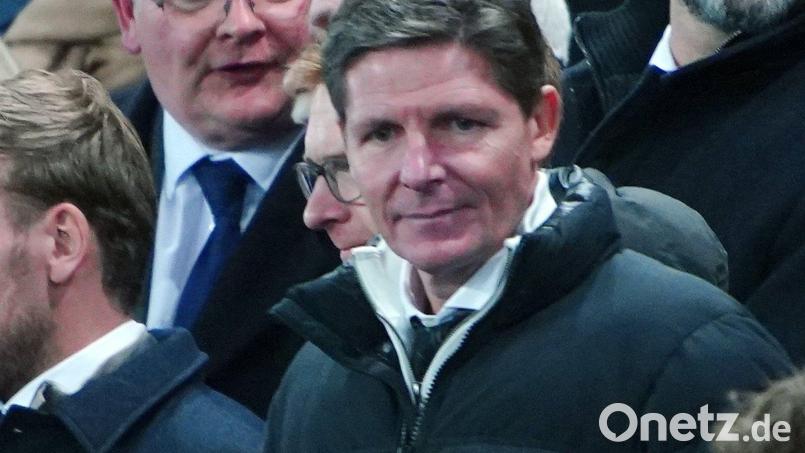 Oliver Glasner sitzt auf der Tribüne. Bild: Peter Byrne/PA Wire/dpa/Archivbild