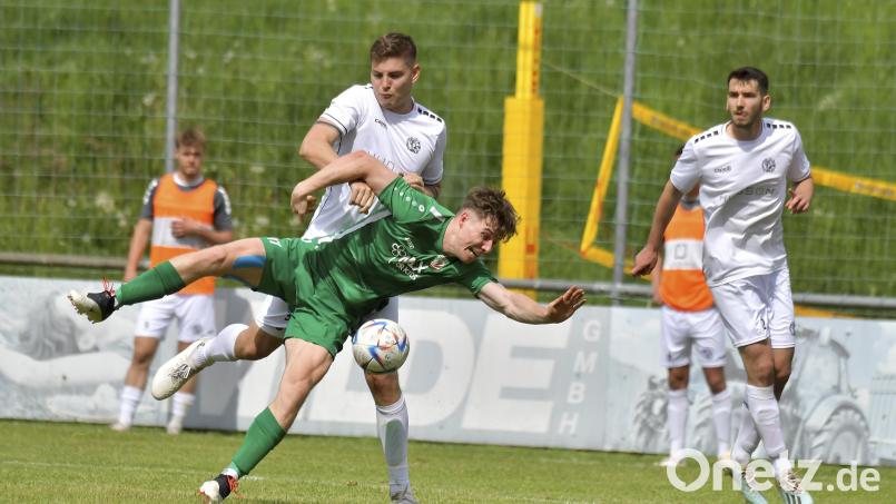 Fabian Vogl (hinten) von der DJK Gebenbach hebelt in dieser Szene Felix Schmitt vom TSV Abtswind aus. Bild: Hubert Ziegler