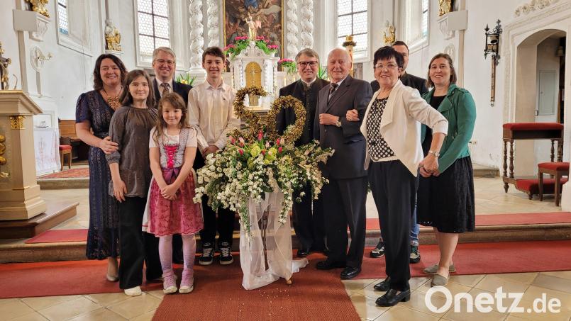 Dekan Michael Hirmer feiert mit einem eindrucksvollen Gottesdienst in der Pfarrkirche Pfreimd mit seinen Eltern Karl und Brigitte Hirmer die Goldene Hochzeit im Kreise ihrer drei Kinder und Enkelkinder. Bild: Georg Hirmer/exb