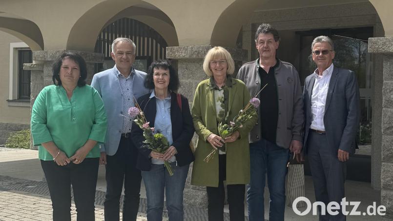 Personalratsvorsitzende Ramona Wiesent und Landrat Roland Grillmeier verabschiedeten Margit Seitz, Marita Zandt und Alfred Bäumler (von links). Rechts Personalchef Walter Brucker. Bild: Marie Kammermeier/Landratsamt Tirschenreuth/exb