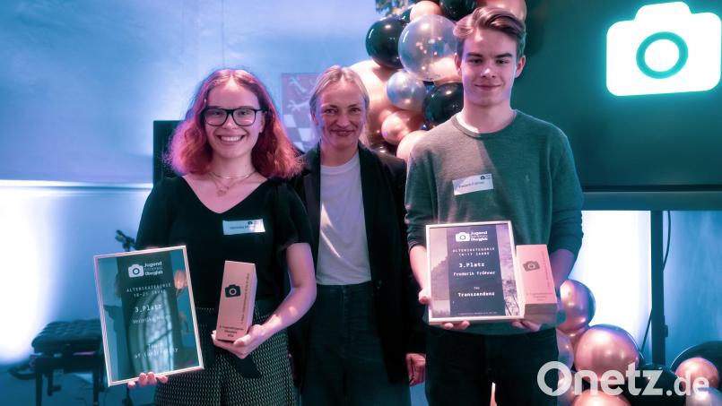 Erfolgreich beim Jugendfotowettbewerb: Veronika Münch (links) und Frederik Fröhner (rechts). Mitte: Alexandra Lins. Bild: Stephan Steffek/exb