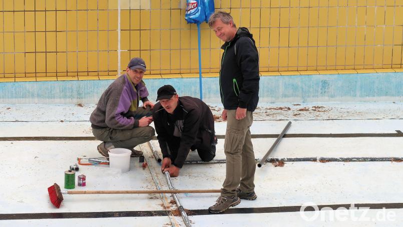 Umfangreich waren die Aufgaben bei einem Arbeitseinsatz zur Öffnung des Friedenfelser Freibads. Im Bild (von links) Johannes Mühlbauer, Markus Kellner und der Vorsitzende der Wasserwacht, Markus Münchmeier, bei der Reparatur einer Rohrleitung im Schwimmbecken. Bild: bsc