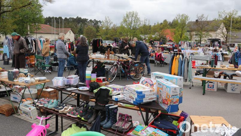 Nach erfolgreicher Premiere im Vorjahr verwandelte sich der Dorfplatz von Sorghof erneut in eine Verkaufsmeile für den Flohmarkt. Bild: Ertl, Willi